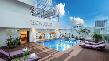 Ulkouima-allas, aurinkotuoleja