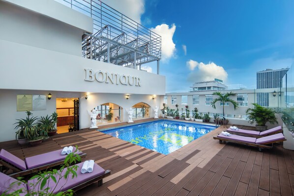 Outdoor pool, pool loungers - Bonjour Nha Trang Hotel (Nha Trang)