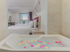 Chambre Exécutive, balcon, vue ville (Family) | Salle de bain | Douche, articles de toilette gratuits, sèche-cheveux, chaussons