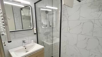 Superior kamer, uitzicht op meer | Badkamer | Gratis toiletartikelen, een haardroger, handdoeken, zeep