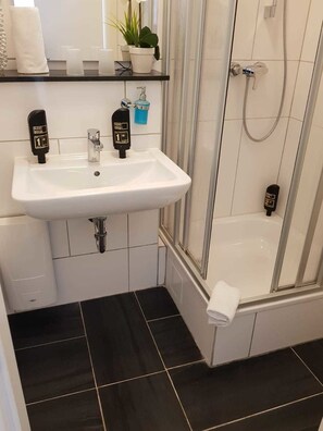Ducha, artículos de tocador gratuitos, secador de pelo, toallas