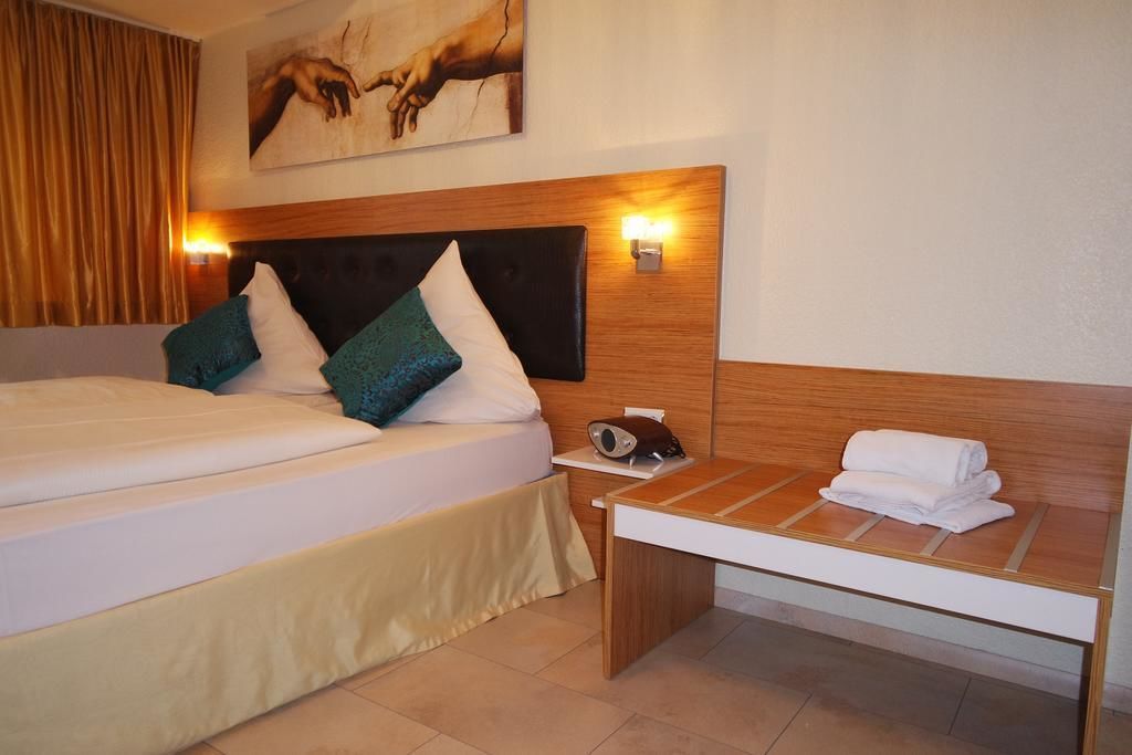 Double Room | Minibar, in-room safe, desk, rollaway beds