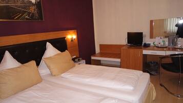 Doppelzimmer | Minibar, Zimmersafe, Schreibtisch, Zustellbetten