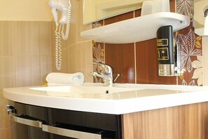 Quarto triplo | Banheiro | Chuveiro, produtos de toalete grátis, secador de cabelo 