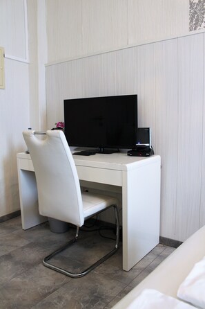 Triple Room | Minibar, in-room safe, desk, rollaway beds - Hotel Drei Kronen (Dortmund)