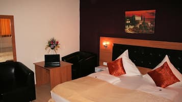 Doppelzimmer | Minibar, Zimmersafe, Schreibtisch, Zustellbetten