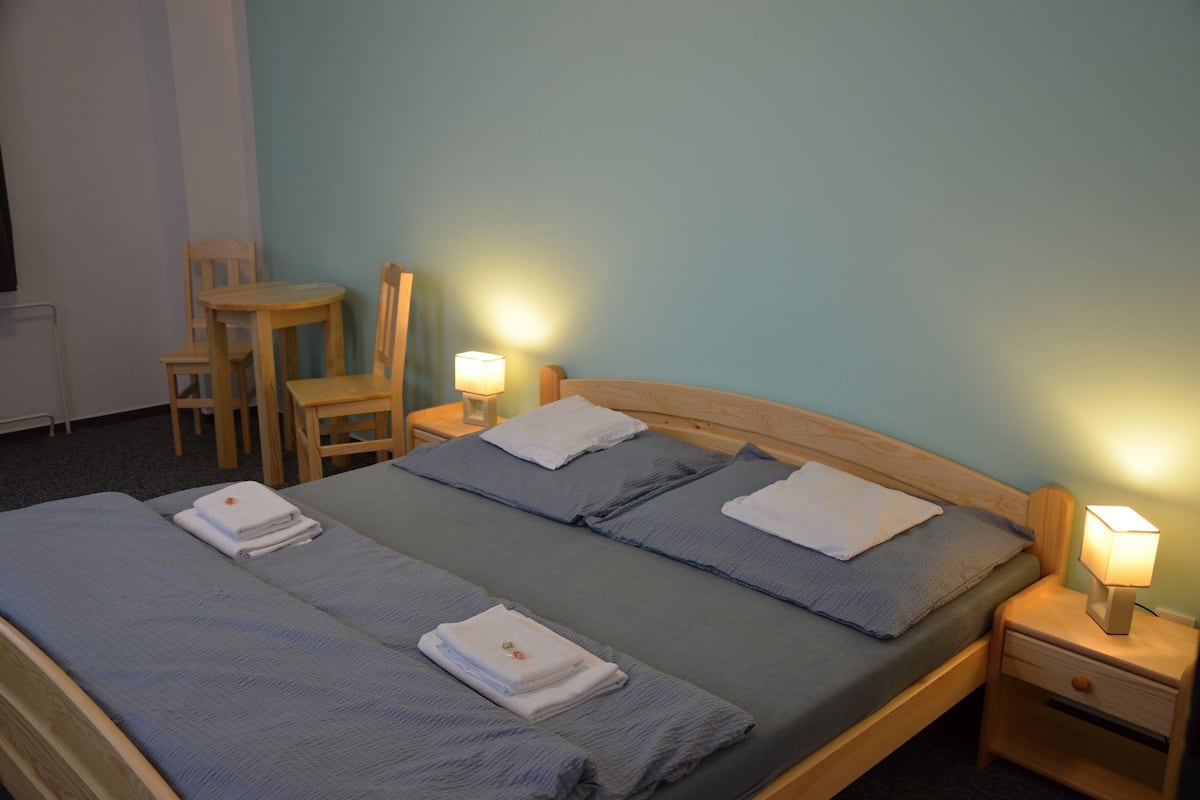 Bureau, rideaux occultants, lits bébé (en supplément), Wi-Fi gratuit