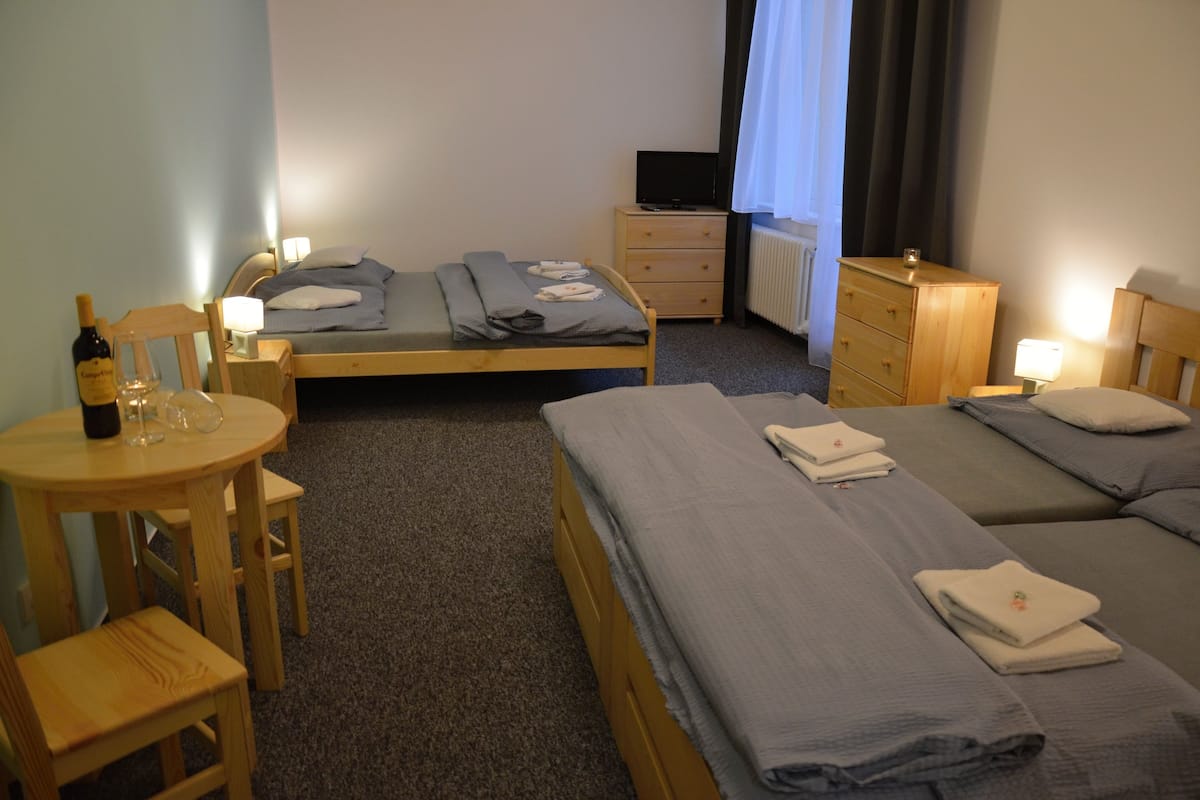 Chambre Quadruple | Bureau, rideaux occultants, lits bébé (en supplément), Wi-Fi gratuit
