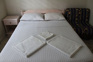 Standard Double Room | Free WiFi, bed sheets - Sirin Pansiyon (Fethiye)