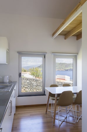 Appartement Supérieur, 1 chambre, vue océan | Coin cuisine privé | Réfrigérateur, micro-ondes, four, plaque de cuisson