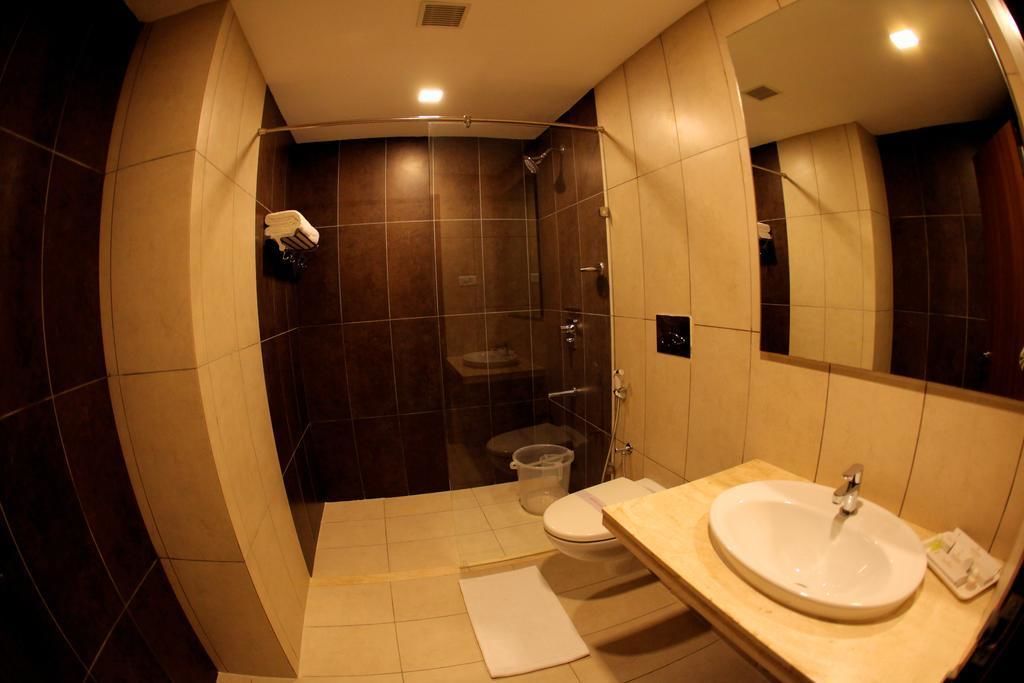 Standard Room | Bathroom | Free toiletries, towels