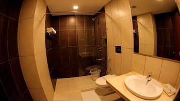 Standard Room | Bathroom | Free toiletries, towels