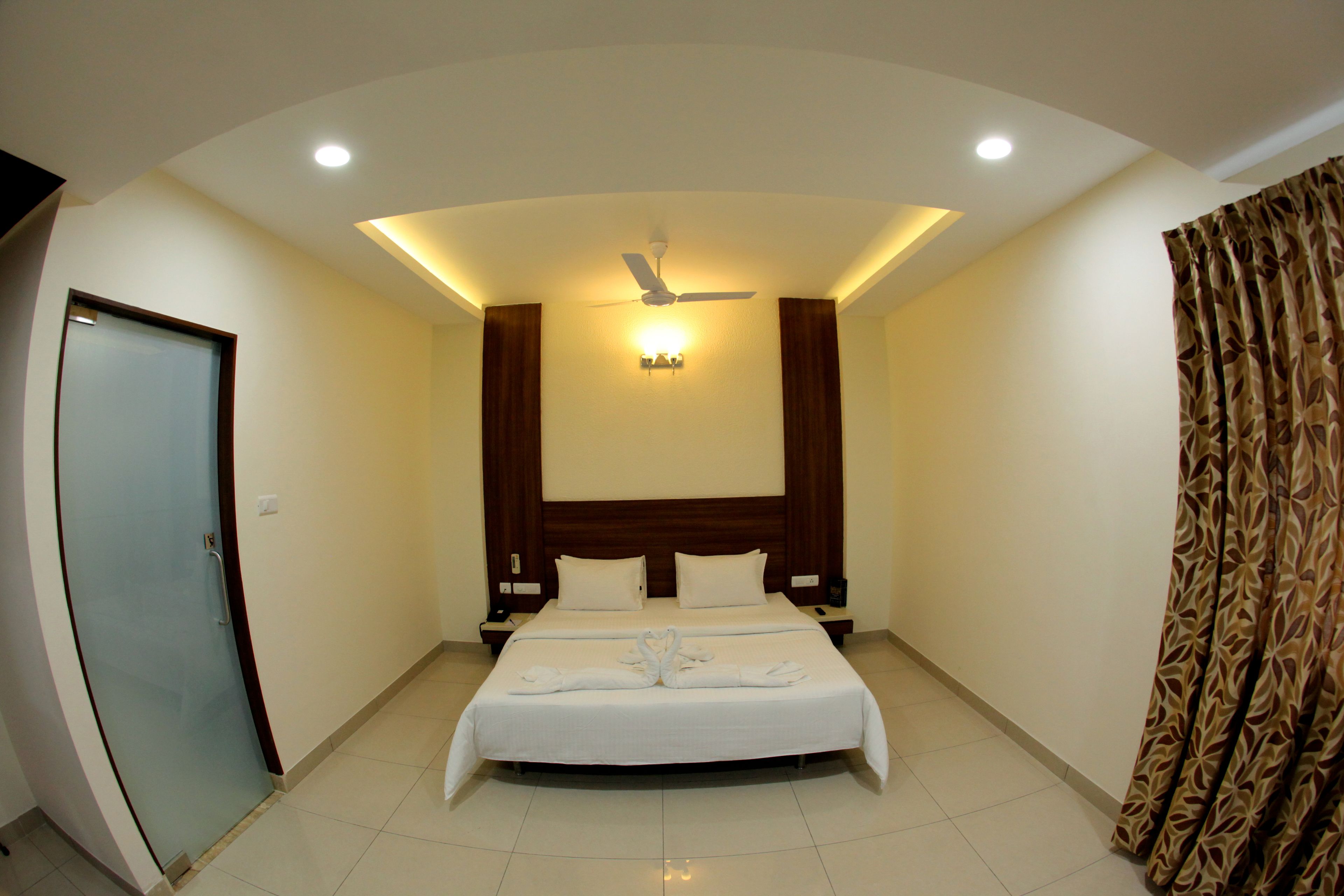 Standard Room | In-room safe, desk, iron/ironing board, rollaway beds