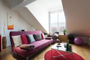 Dúplex Grand, 1 cama doble con sofá cama, en la zona del patio | Sala de estar | Una televisión de pantalla plana