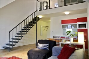 Loft de diseño, 1 habitación, en una planta alta | Sala de estar | Una televisión de pantalla plana