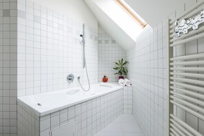 Dúplex Grand, 1 cama matrimonial y sofá cama, en el área del patio | Baño | Regadera, amenidades de baño gratuitas, secadora de cabello, toallas 