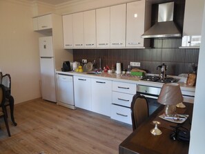 Apartment, Balkon, Meerblick | Eigene Küche | Großer Kühlschrank, Ofen, Herdplatte, Geschirrspüler