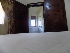 Shower, free toiletries, towels
