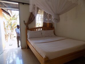 Individually decorated, individually furnished, desk - Hoima Resort Hotel (Hoima)