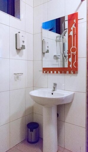 Pancuran mandi, kelengkapan dandanan diri percuma, selipar 