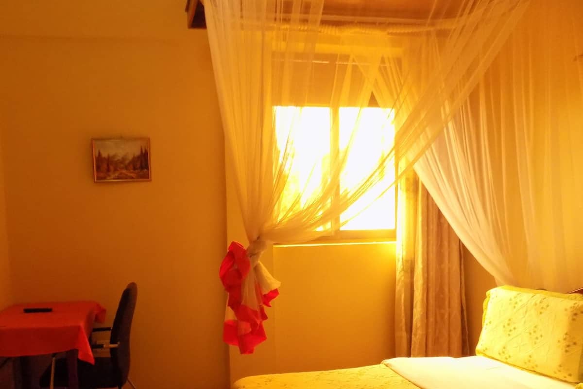 Escritorio, wifi gratis y ropa de cama