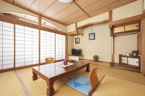 Minibar, rollaway beds, free WiFi, bed sheets - Tsukasaya Ryokan (Tsuruoka)