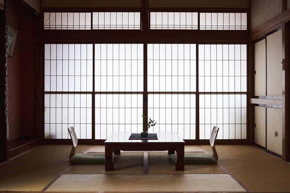 Chambre Tradition, non-fumeurs, salle de bains commune (Japanese Style) | Coin séjour | Télévision à écran plat