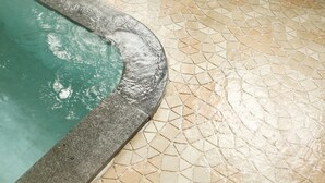 A pool with a mosaic tile border. - Tsukasaya Ryokan (Tsuruoka)