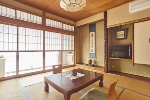 Chambre Tradition, non-fumeurs, salle de bains commune (Japanese Style) | Minibar, lits pliants/supplémentaires, Wi-Fi gratuit, draps fournis