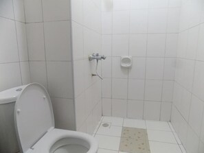 Ducha, artículos de tocador gratuitos, pantuflas, toallas