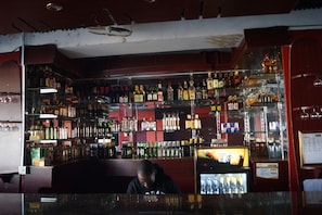Eine Bar mit Regalen voller verschiedener Spirituosenflaschen.