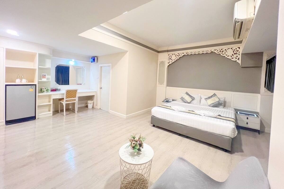 Classic Double Room, 1 King Bed | Minibar (some free items), in-room safe, desk, laptop workspace