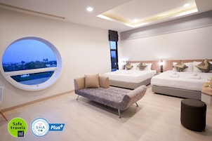 Artículos del minibar gratis y caja de seguridad en la habitación