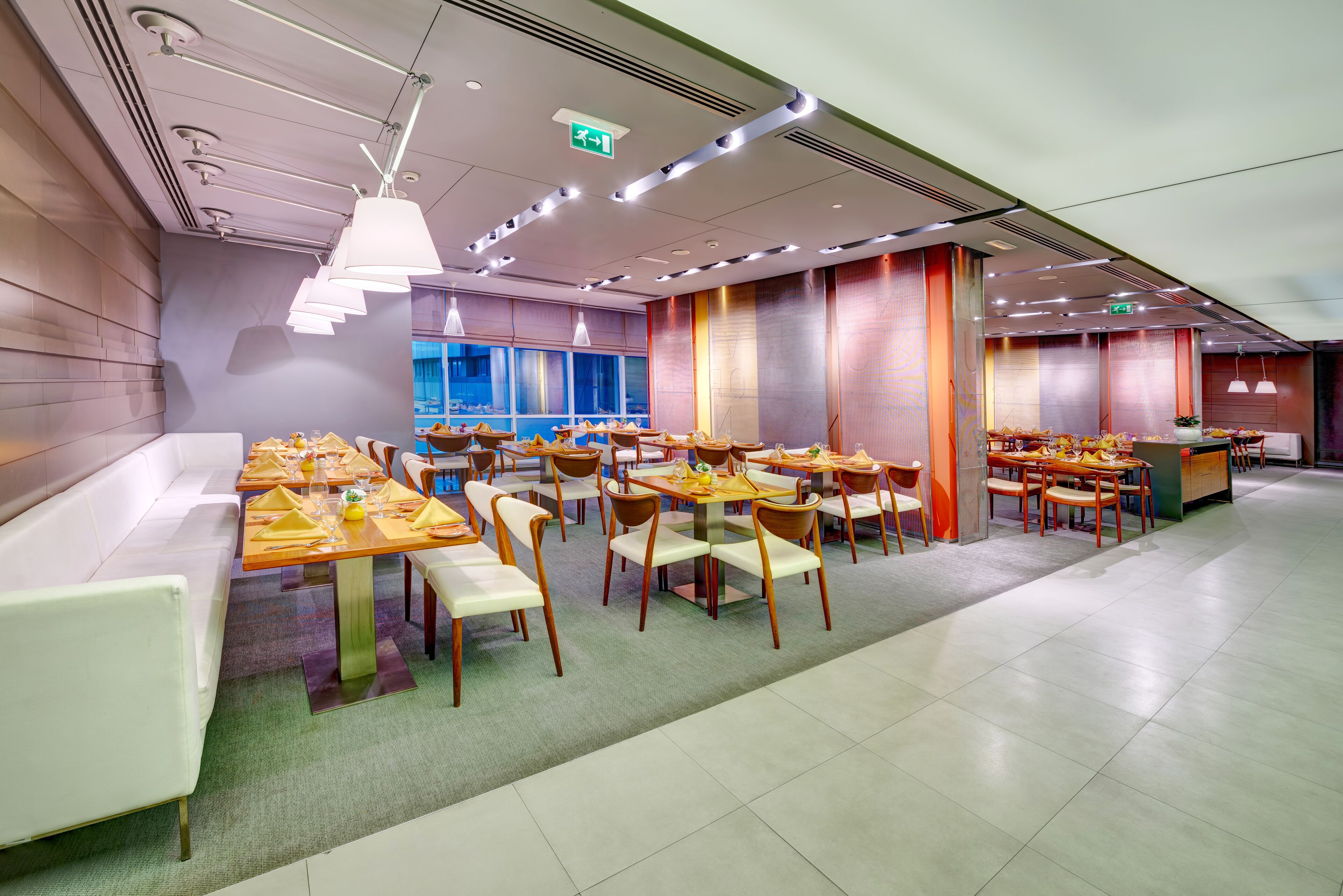 Serviço de café da manhã, culinária internacional, vistas para o mar 