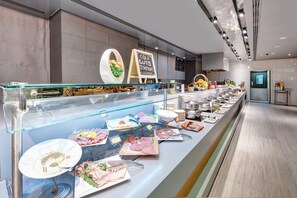 Petit déjeuner buffet (75 AED par personne)