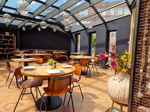 每日供应自助式早餐（每人 EUR 17.5）