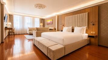 Suíte superluxo, 1 cama King, banheira | Cofres nos quartos, individualmente decorados