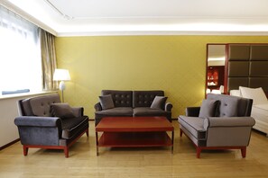 奢华套房, 1 张特大床, 浴缸 | 客房内保险箱、特色装修、特色家居、办公桌