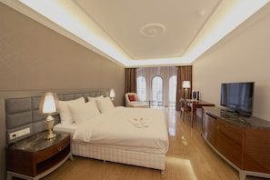 高级双人房或双床房, 阳台 | 客房内保险箱、特色装修、特色家居、办公桌