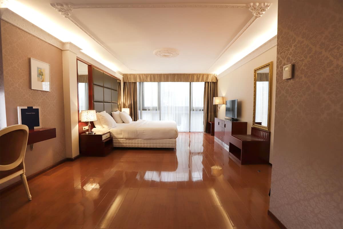 Junior Suite, 1 King Bed, Bathtub