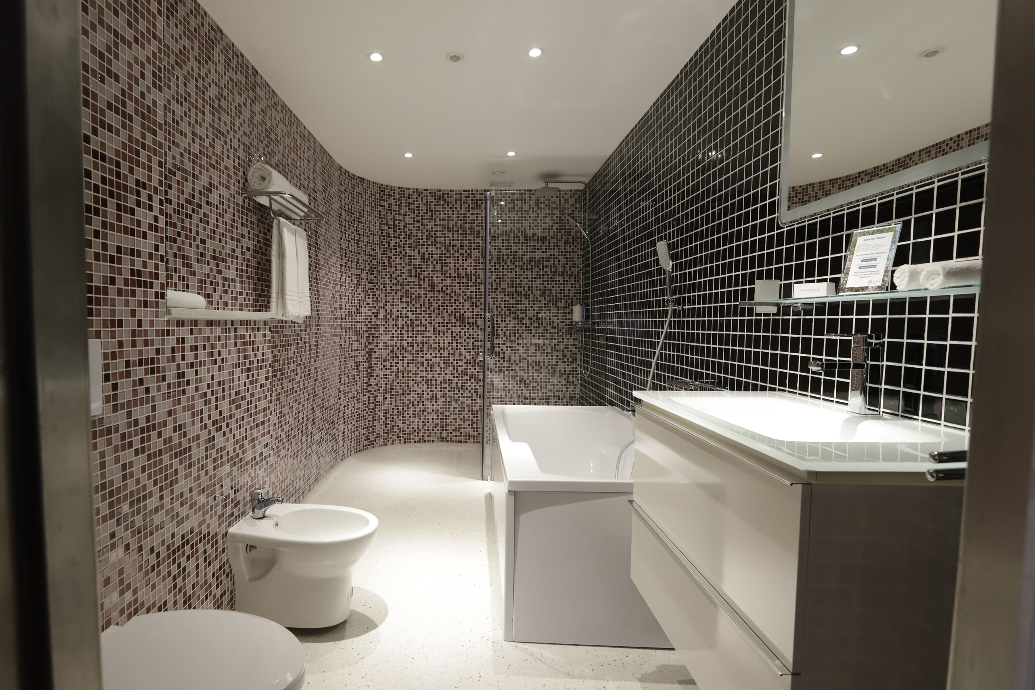 junior suite, 1 king bed, bathtub | bathroom | free toiletries, hair dryer, bathrobes, towels