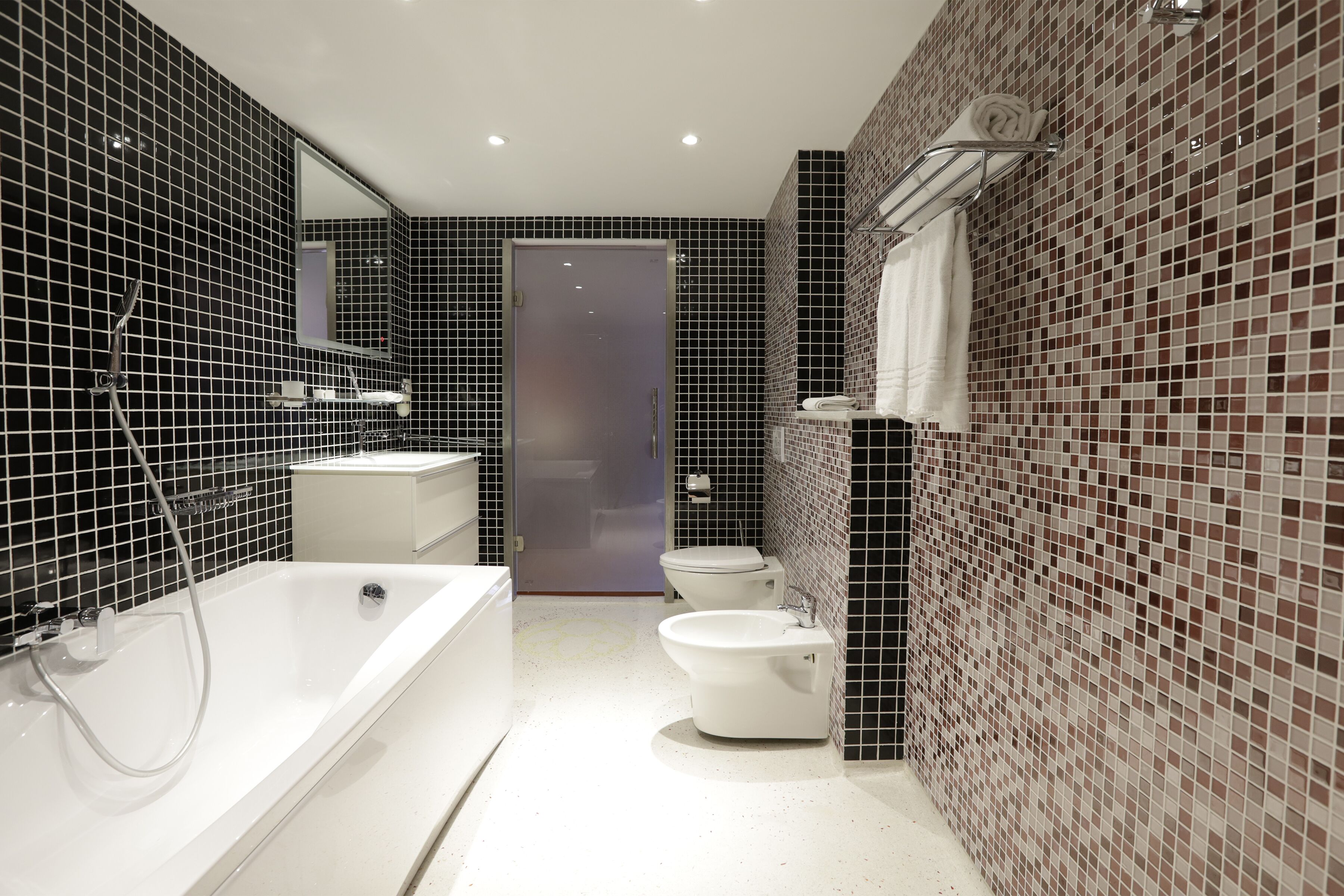 junior suite, 1 king bed, bathtub | bathroom | free toiletries, hair dryer, bathrobes, towels