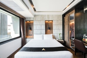 ميني بار وخزنة داخل الغرفة ومكتب وستائر تعتيم