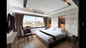 Deluxe  | 迷你吧、客房内保险箱、办公桌、遮光窗帘