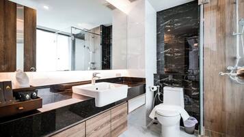 Familien-Suite, 2 Schlafzimmer | Badezimmer | Kostenlose Toilettenartikel, Haartrockner, Bademäntel, Hausschuhe