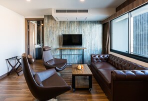 家庭套房, 2 间卧室 | 迷你吧、客房内保险箱、办公桌、遮光窗帘