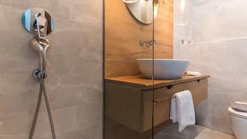Deluxe Room, Sea View | Bathroom | Shower, hydromassage showerhead, free toiletries, hair dryer