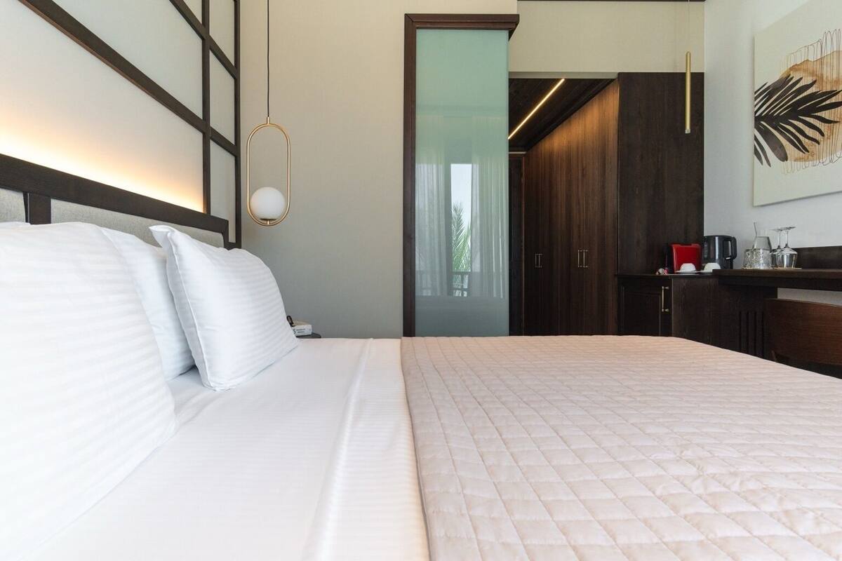 Deluxe-huone, merinäköala | Ylelliset vuodevaatteet, memory foam -patjalliset sängyt, minibaari