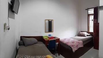 Tomannsrom – basic, 2 enkeltsenger | Skrivebord, blendingsgardiner, lydisolert og wi-fi (inkludert)