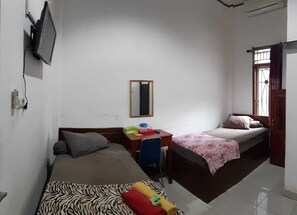 Eenvoudige Twin kamer, 2 eenpersoonsbedden | Een bureau, verduisterende gordijnen, geluiddichte muren, gratis wifi